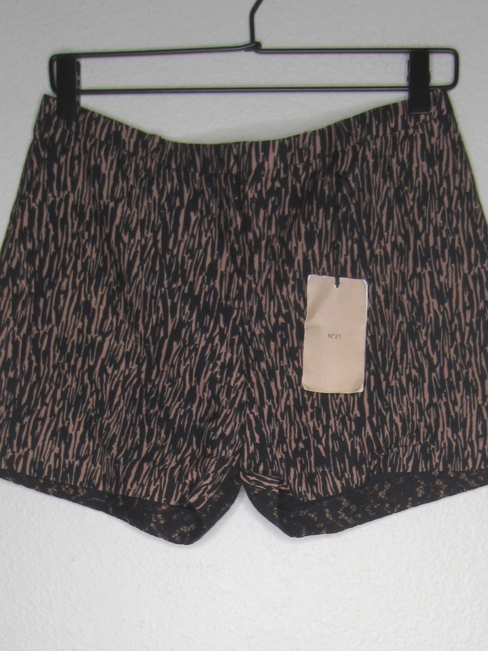NWT N21 Donna Print Lace tan/black shorts - Size 4